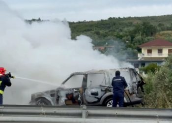 Përfshihet nga flakët “Land Roveri” në aksin Fier-Lushnje, shpëtojnë në kohë shoferi dhe pasagjeri, shkak dyshohet një defekt në motorin e mjetit