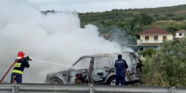 Përfshihet nga flakët “Land Roveri” në aksin Fier-Lushnje, shpëtojnë në kohë shoferi dhe pasagjeri, shkak dyshohet një defekt në motorin e mjetit