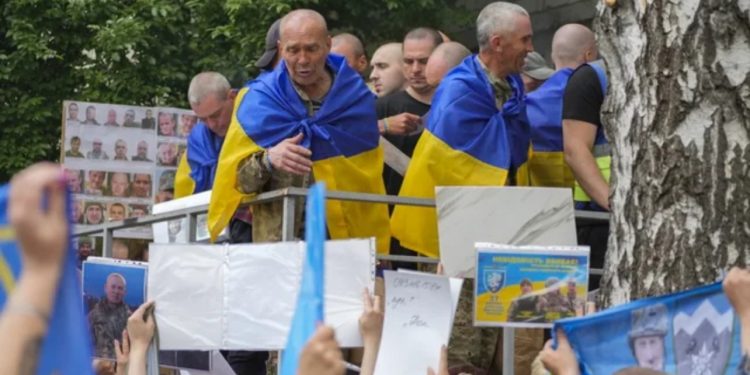 Përfundon faza e tretë dhe e fundit e shkëmbimit të pengjeve mes Ukrainës dhe Rusisë, 1000 të burgosur kthehen në atdheun e tyre