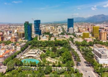 Tirana bëhet e vështirë për familjet e reja, lindjet ranë me 18% në janar-mars