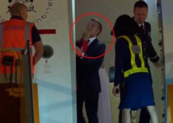 VIDEO/ Macron goditet me shuplakë nga bashkëshortja e tij pas mbërritjes në Vietnam