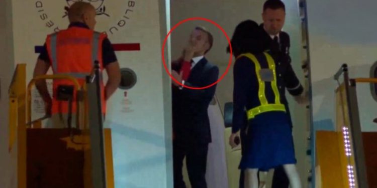 VIDEO/ Macron goditet me shuplakë nga bashkëshortja e tij pas mbërritjes në Vietnam