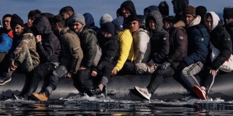 Starmer u refuzua nga Shqipëria, The Times: Britania do t’i kërkojë Kosovës të pranojë emigrantë si pjesë e planit të “qendrave të kthimit”