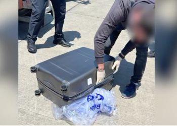 Solli një valixhe me drogë nga Tajlanda, arrestohet 39-vjeçari në Rinas