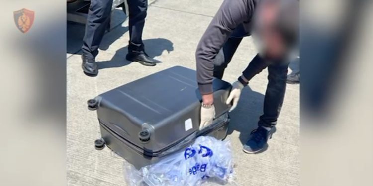 Solli një valixhe me drogë nga Tajlanda, arrestohet 39-vjeçari në Rinas