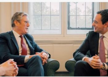 Kosovë/ Qeveria në detyrë e gatshme të diskutojë me Mbretërinë e Bashkuar për qendrat për migrantë