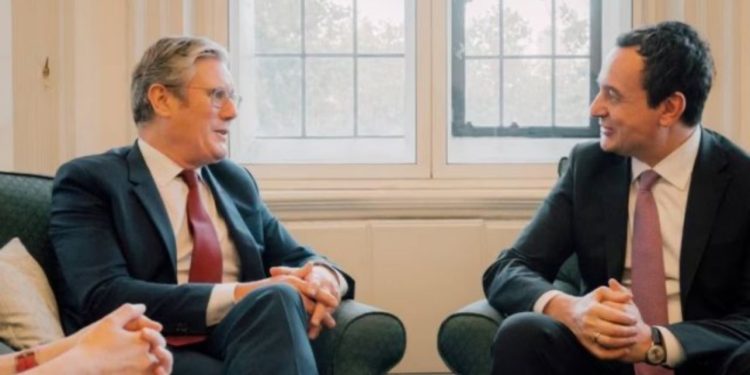 Kosovë/ Qeveria në detyrë e gatshme të diskutojë me Mbretërinë e Bashkuar për qendrat për migrantë