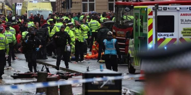 VIDEO/ Makina hyn mes turmës dhe përplas dhjetra tifozë të Liverpool që po festonin titullin