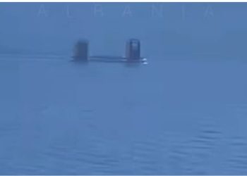 VIDEO/ Çfarë është? Një objekt i çuditshëm filmohet në mes të detit në Dhërmi