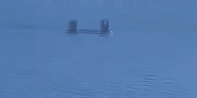 VIDEO/ Çfarë është? Një objekt i çuditshëm filmohet në mes të detit në Dhërmi