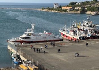 Qeveria “Meloni” ndryshoi funksionin e qendrave pritëse/ Mbërrijnë në Shqipëri 27 emigrantë të dëbuar, dërgohen në kampin e Gjadrit