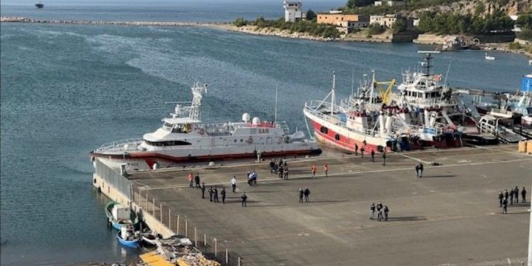 Qeveria “Meloni” ndryshoi funksionin e qendrave pritëse/ Mbërrijnë në Shqipëri 27 emigrantë të dëbuar, dërgohen në kampin e Gjadrit