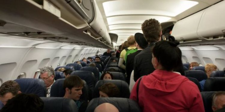 70 euro gjobë kush ngrihet në këmbë para se të ulet avioni