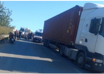 FOTO/ Aksident i rëndë në Durrës, kamioni përplas motomjetin, përfundon në spital 48-vjeçari