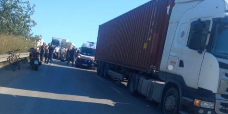 FOTO/ Aksident i rëndë në Durrës, kamioni përplas motomjetin, përfundon në spital 48-vjeçari