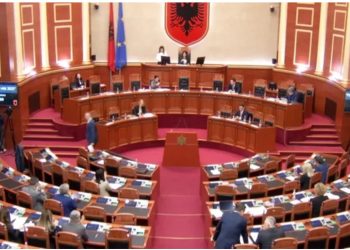 Nesër rikthehet Parlamenti/ Bardhi mesazh deputetëve demokratë: Do të bëjmë gjithçka për të paraqitur faktet e plota për farsën elektorale të 11 maji