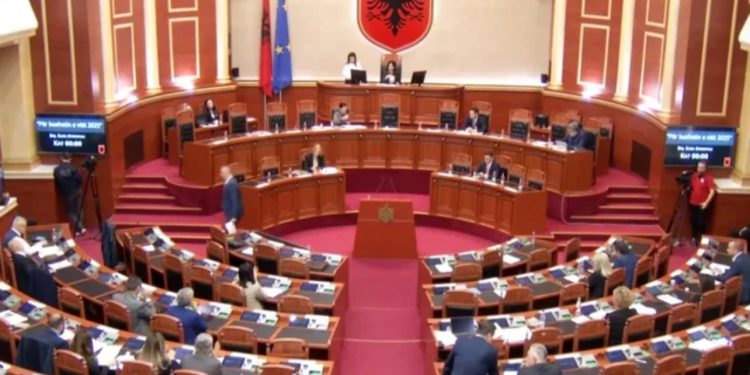 Nesër rikthehet Parlamenti/ Bardhi mesazh deputetëve demokratë: Do të bëjmë gjithçka për të paraqitur faktet e plota për farsën elektorale të 11 maji