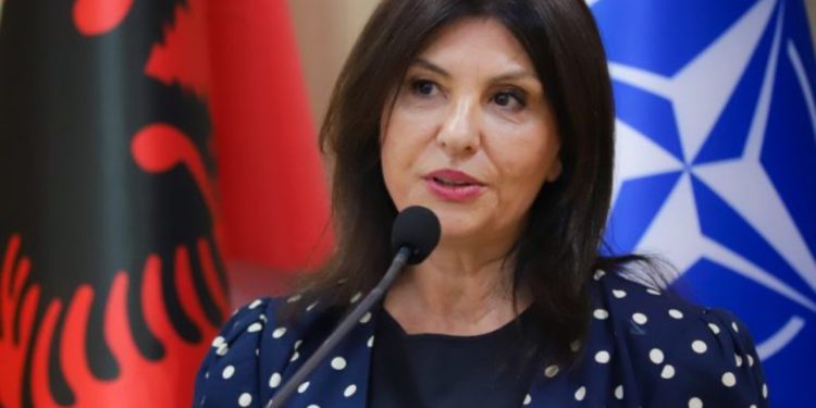 “Farsa e votimit të diasporës”, Topalli poston fotot dhe videot: “Postieri i Rilindjes” dërgon votat me këngë në buzë dhe kuti në dorë