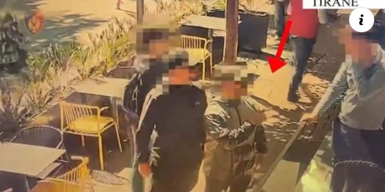 VIDEO/ Dhunë e kërcënime për ‘një copë tokë’ në Tiranë – 4 ‘të fortët’ e Niklës bien në pranga, kanosën pronarët e pronës tek Rruga e Elbasanit