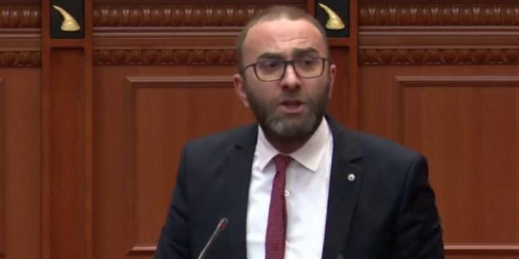 “E keni kthyer Kuvendin në pronë private”/ Bardhi në mbledhjen e Konferencës së Kryetarëve: Keni caktuar një seancë turpi! Doni që Shqiperia te krahasohet me Rusinë…