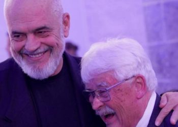 “Erdha në Tiranë të të vrisja, por ti ngjitesh më lart!” Rama takon mbështetësin e Berishës në fushatë, kryeministri: Çfarë s’të vret të bën më të fortë