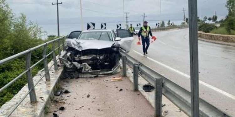 FOTO/ Aksident në aksin Lin- Pogradec/ Automjeti humb kontrollin dhe përplaset me trafikndarësen, përfundon në korsinë e biçikletave