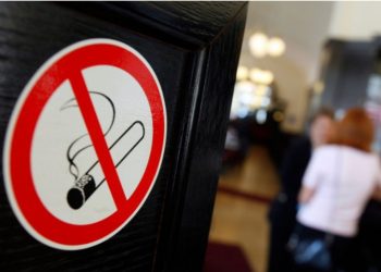 “Ku ka fëmijë, duhani të zhduket!” Franca zgjeron ndalimin e pirjes së duhanit