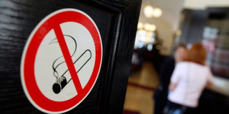 “Ku ka fëmijë, duhani të zhduket!” Franca zgjeron ndalimin e pirjes së duhanit