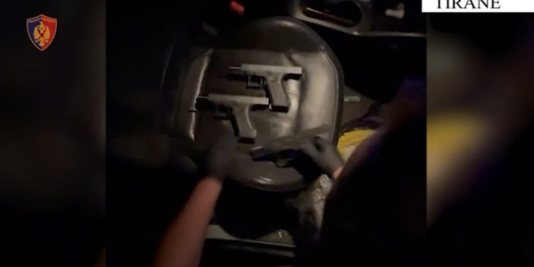 Trafikimi i armëve të zjarrit nga Kosova në Shqipëri, arrestohen 10 persona, 2 në kërkim! Sekuestrohen 14 pistoleta dhe 2 automatikë