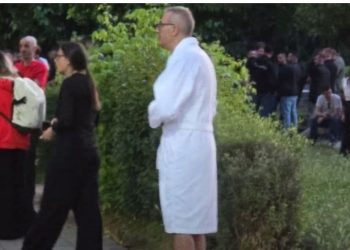 FOTO/ Alarmi për bombë në hotelin në Tiranë, klienti del me robdishan në rrugë pas evakuimit