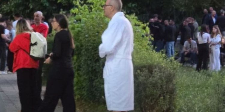 FOTO/ Alarmi për bombë në hotelin në Tiranë, klienti del me robdishan në rrugë pas evakuimit