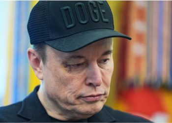 Musk shfaqet me sy të nxirë në konferencën e largimit nga DOGE: Më goditi djali im!