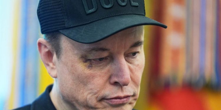 Musk shfaqet me sy të nxirë në konferencën e largimit nga DOGE: Më goditi djali im!