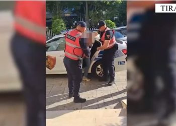 I dënuar me 11 vite burg për vrasje me dashje dhe armëmbajtje pa leje, arrestohet në Tiranë 43-vjeçari i shpallur në kërkim