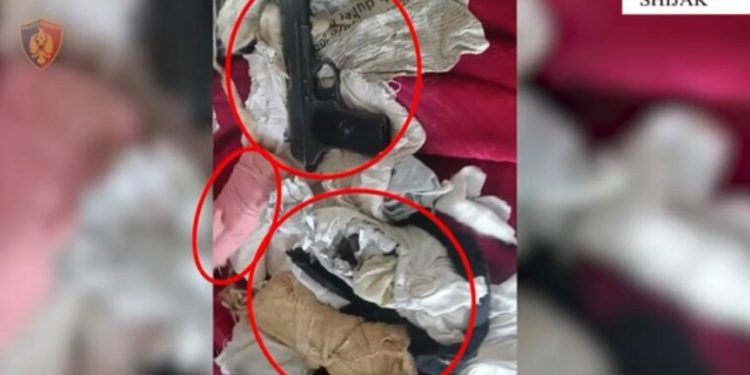 Mbanin në banesë 1 kallashnikov dhe 1 pistoletë, arrestohet 30-vjeçari në Shijak, shpallet në kërkim babai i tij