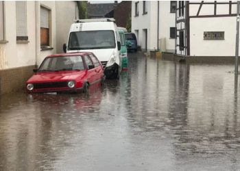 VIDEO/ Gjermania “pushtohet” nga reshjet intensive, rrugët kthen në lumenj, ndërpriten linjat e trenave