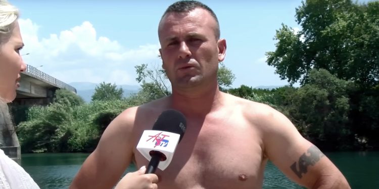 “Nuk e bëra për nënshtetësinë!” U hodh në lumë për të shpëtuar 2 fëmijët që ndërruan jetë, shqiptari në Greqi: Do t’i bëj tatuazh për t’i pasur gjithmonë në zemër