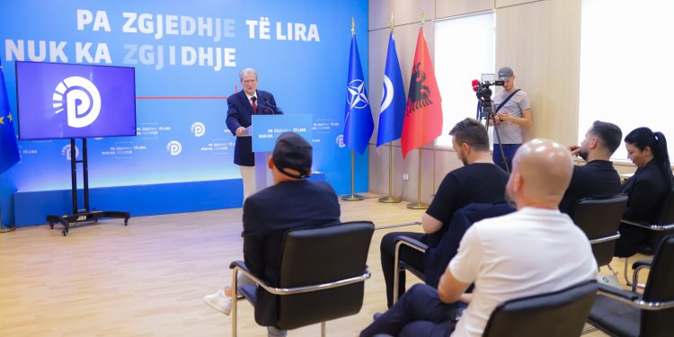 Farsa elektorale/ Berisha publikon dëshmitë tronditëse: Si u mblodhën kartat e identitetit të pensionistëve që të mos votojnë