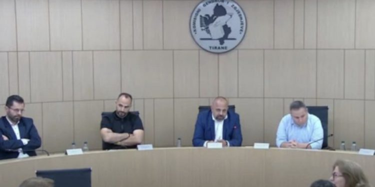 E papritur/ KAS vendos hapjen e të gjitha kutive të qarkut Fier