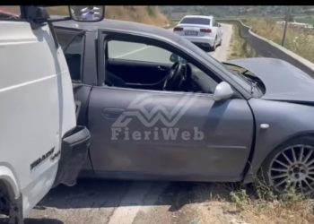 FOTO/ Makina humb kontrollin dhe përplaset me kamionin, 3 të plagosur në Vlorë, një në gjendje të rëndë
