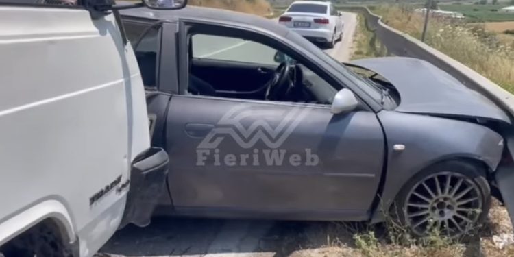 FOTO/ Makina humb kontrollin dhe përplaset me kamionin, 3 të plagosur në Vlorë, një në gjendje të rëndë