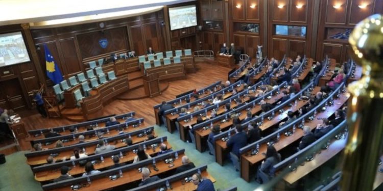 Dështon përsëri seanca konstituive në Kosovë, shtyhet për ditën e hënë