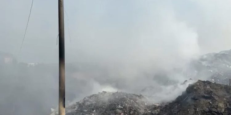 Përfshihet nga flakët zona pranë magazinave të Bashkisë Lezhë, tymi mbulon vendin