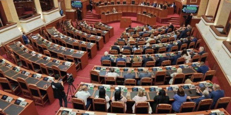 PSD e Tom Doshit bashkon votat me PS për miratimin e projektligjit për enegjinë në ndërtesa