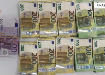 U kap në Rinas me 194 mijë euro të padeklaruara, procedohet 45-vjeçari izraelit