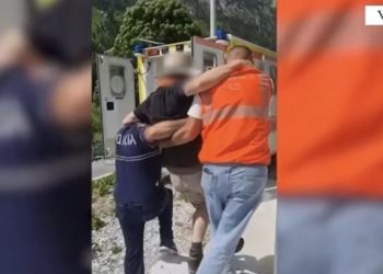 VIDEO/ Turisti gjerman dëmton këmbën gjatë eksplorimit në Valbonë, 68-vjeçari dërgohet në spital për ndihmën mjekësore