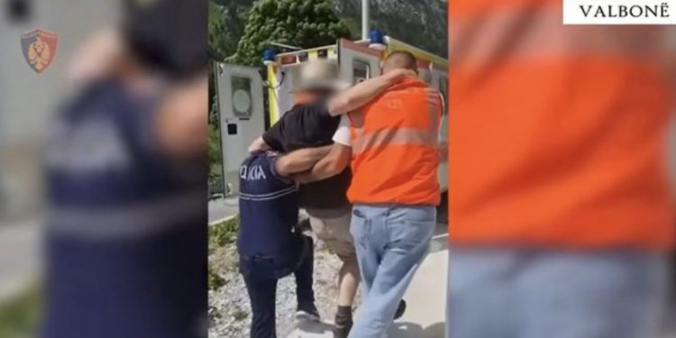 VIDEO/ Turisti gjerman dëmton këmbën gjatë eksplorimit në Valbonë, 68-vjeçari dërgohet në spital për ndihmën mjekësore