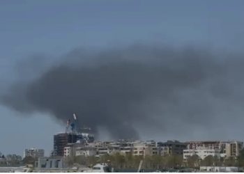 Përfshihet sërish nga zjarri fusha e mbetjeve në Vlorë, tymi i zi përhapet në qytet