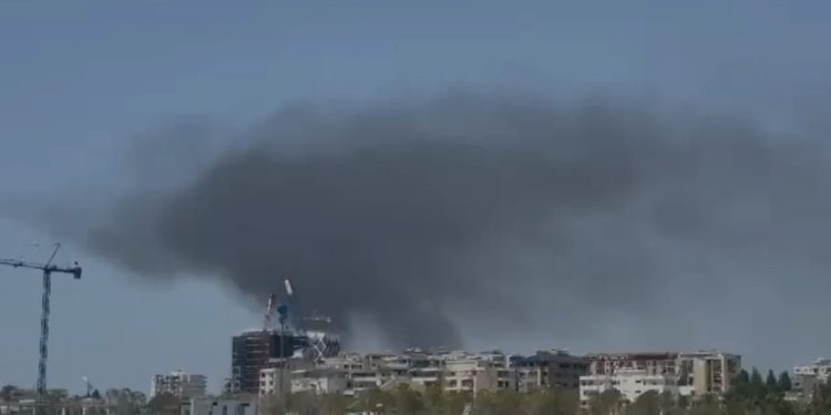 Përfshihet sërish nga zjarri fusha e mbetjeve në Vlorë, tymi i zi përhapet në qytet