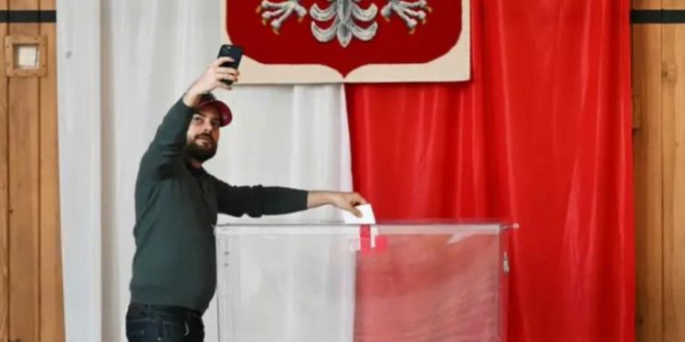 Zgjedhjet presidenciale në Poloni/ Garë e fortë mes një pro-evropiani dhe një skeptiku, rezultati vendimtar për të ardhmen në BE